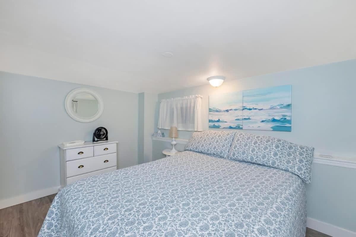 Quaint 1 Bedroom Lower Suite In Victoria, Bc Buitenkant foto