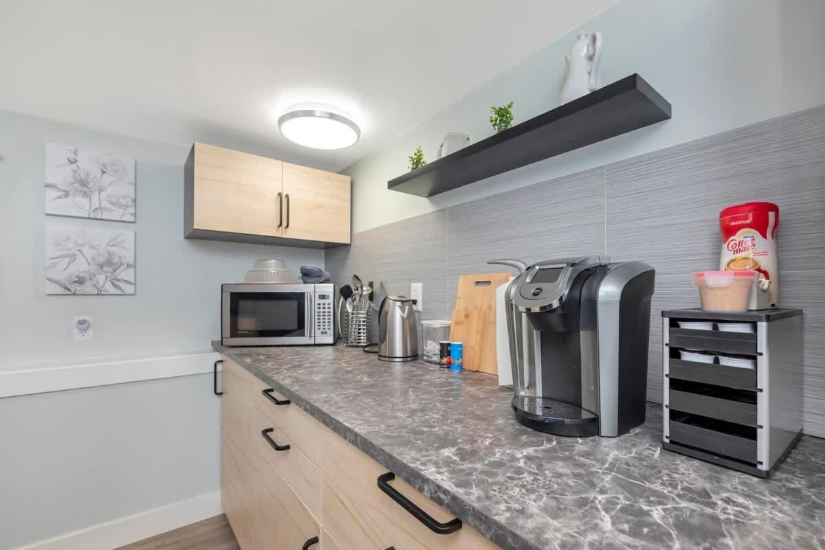 Quaint 1 Bedroom Lower Suite In Victoria, Bc Buitenkant foto