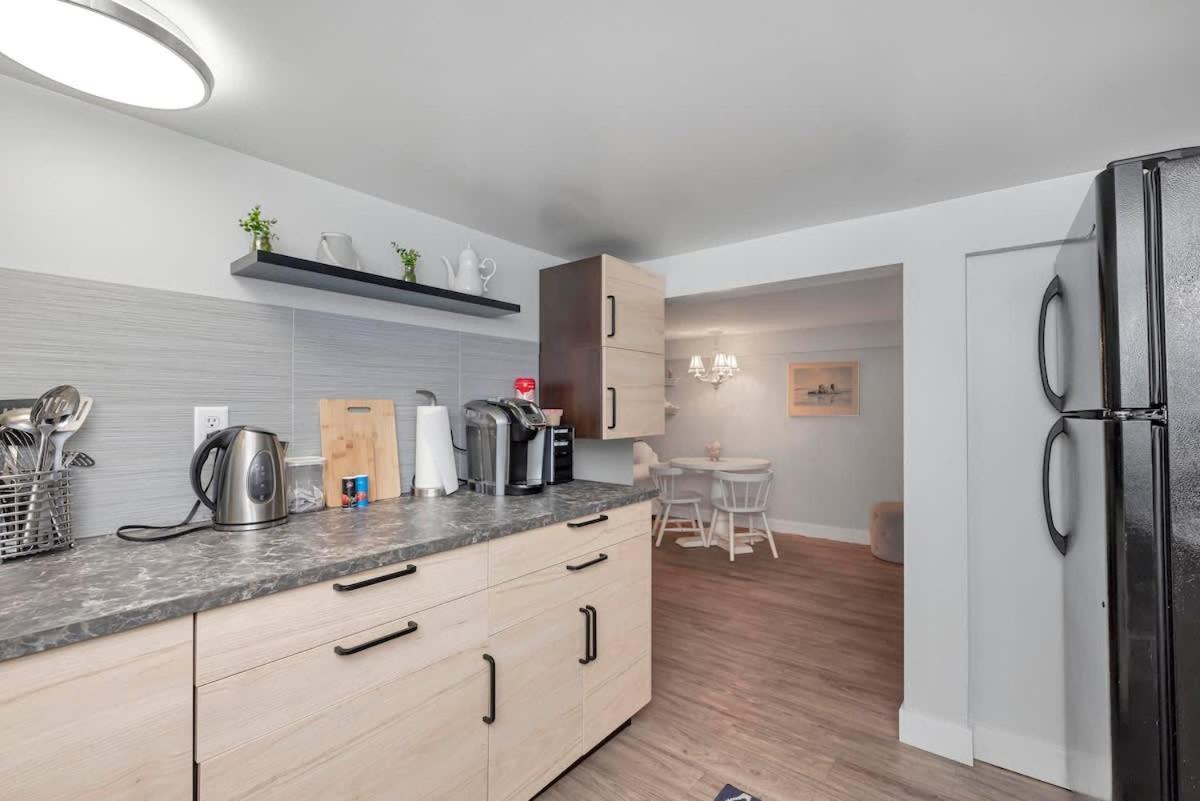 Quaint 1 Bedroom Lower Suite In Victoria, Bc Buitenkant foto