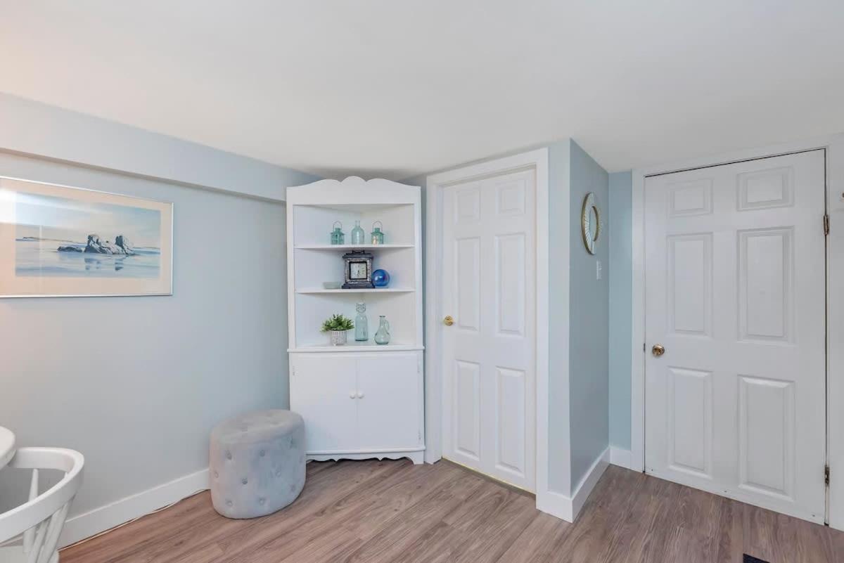 Quaint 1 Bedroom Lower Suite In Victoria, Bc Buitenkant foto