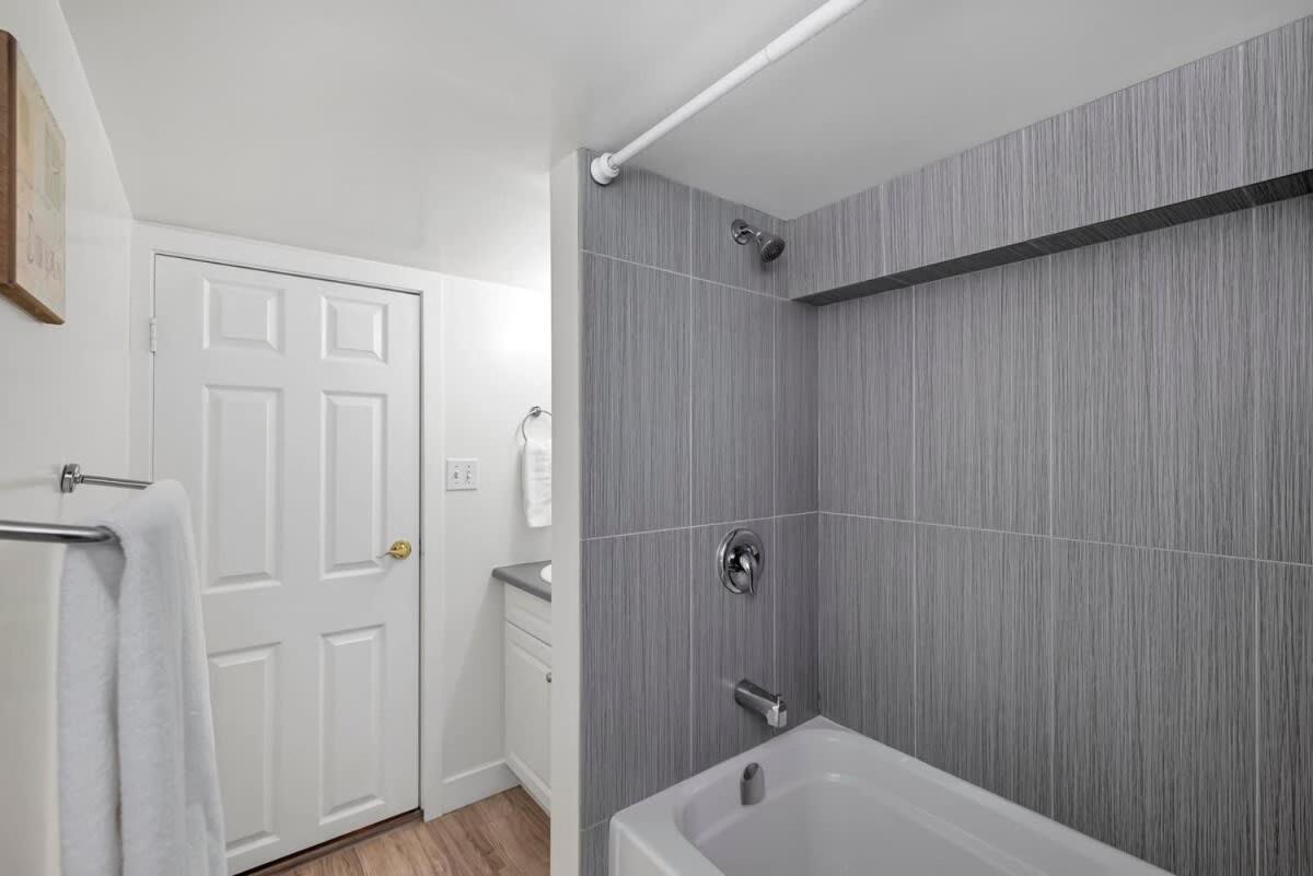 Quaint 1 Bedroom Lower Suite In Victoria, Bc Buitenkant foto