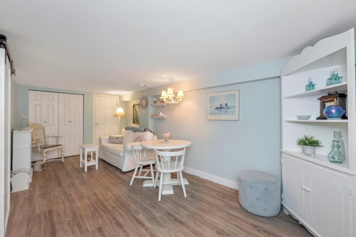 Quaint 1 Bedroom Lower Suite In Victoria, Bc Buitenkant foto