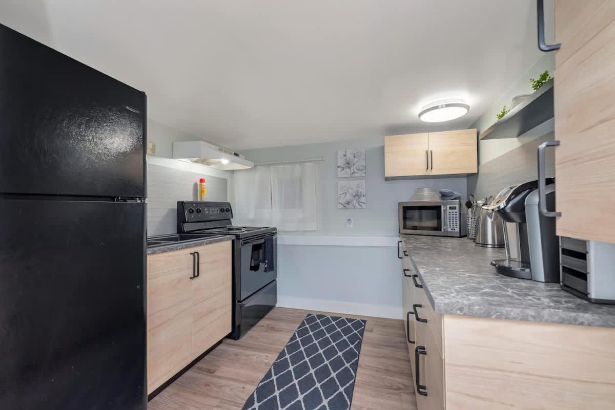 Quaint 1 Bedroom Lower Suite In Victoria, Bc Buitenkant foto