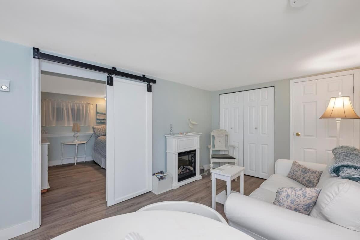 Quaint 1 Bedroom Lower Suite In Victoria, Bc Buitenkant foto
