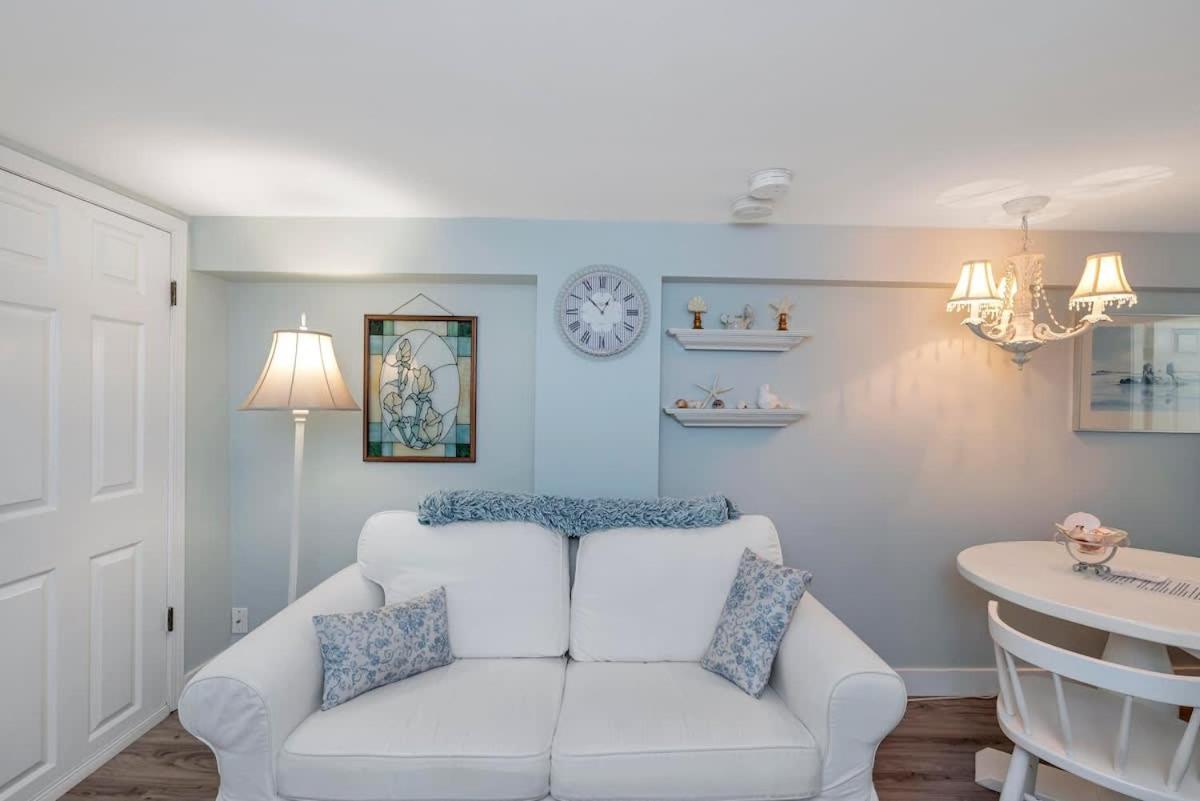 Quaint 1 Bedroom Lower Suite In Victoria, Bc Buitenkant foto