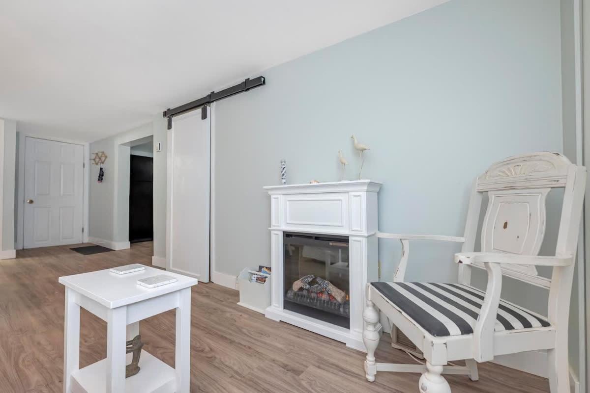 Quaint 1 Bedroom Lower Suite In Victoria, Bc Buitenkant foto